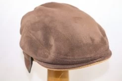 Wigens Klassieke Platte Pet Met Oorkleppen Suedelook Donkerbruin