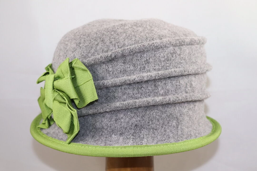 Bedacht Cloche Softvilt Lichtgrijs Contrast Lime 4 Bedacht Cloche Softvilt Lichtgrijs Contrast Lime - Afbeelding 2