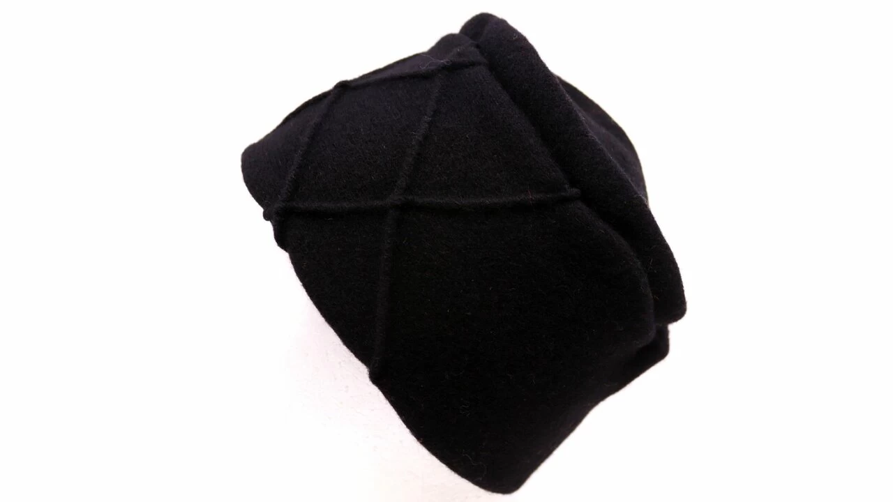 Celine Robert Cloche Lily Zwart 3 Celine Robert Cloche Lily Zwart